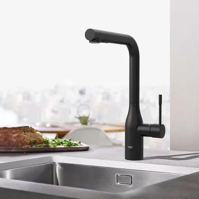 Кухненски смесител с изтеглящ се чучур и 2 струи черен мат GROHE Essence 30504KF0